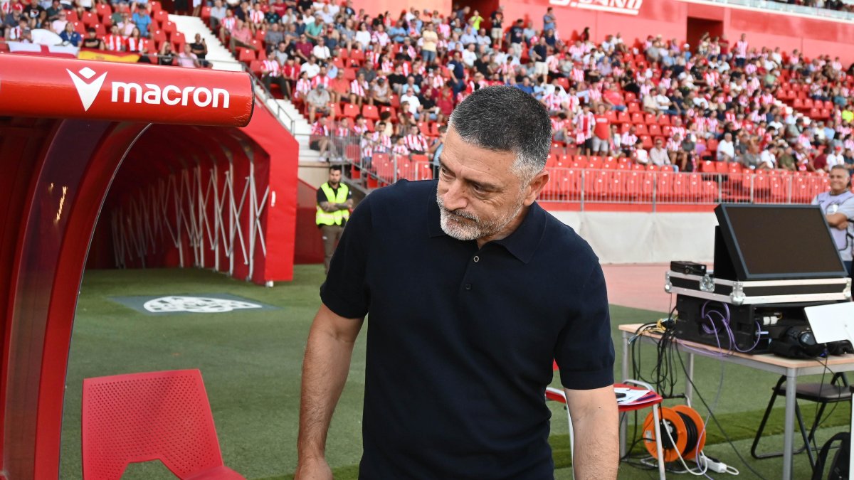 Pimienta mira al banquillo donde siempre encuentra buenas soluciones.