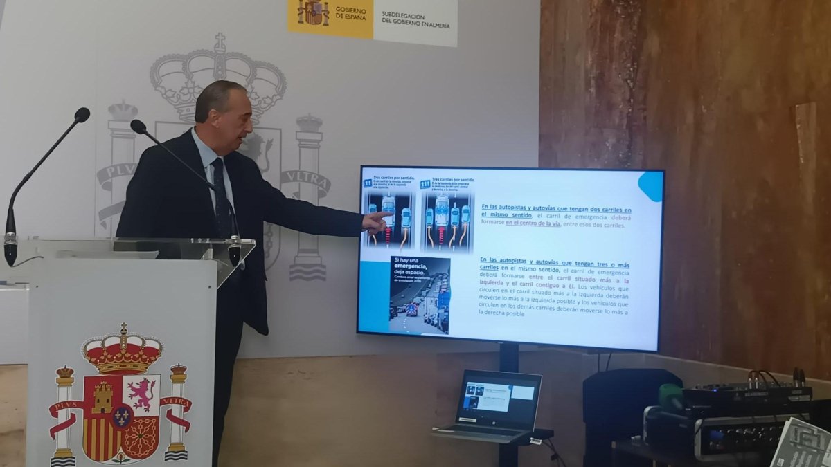 José María Méndez director provincial de Tráfico en Almería explica el nuevo reglamento.