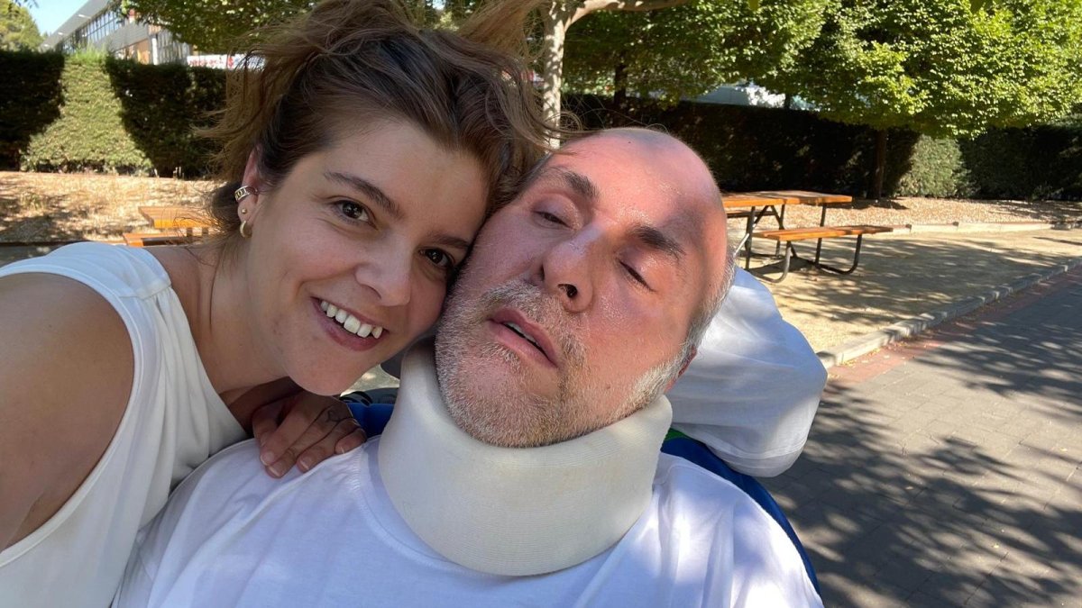 Marta Rodríguez junto a su marido, Raúl Miralles, en el patio de la clínica de Asepeyo donde él continúa ingresado.