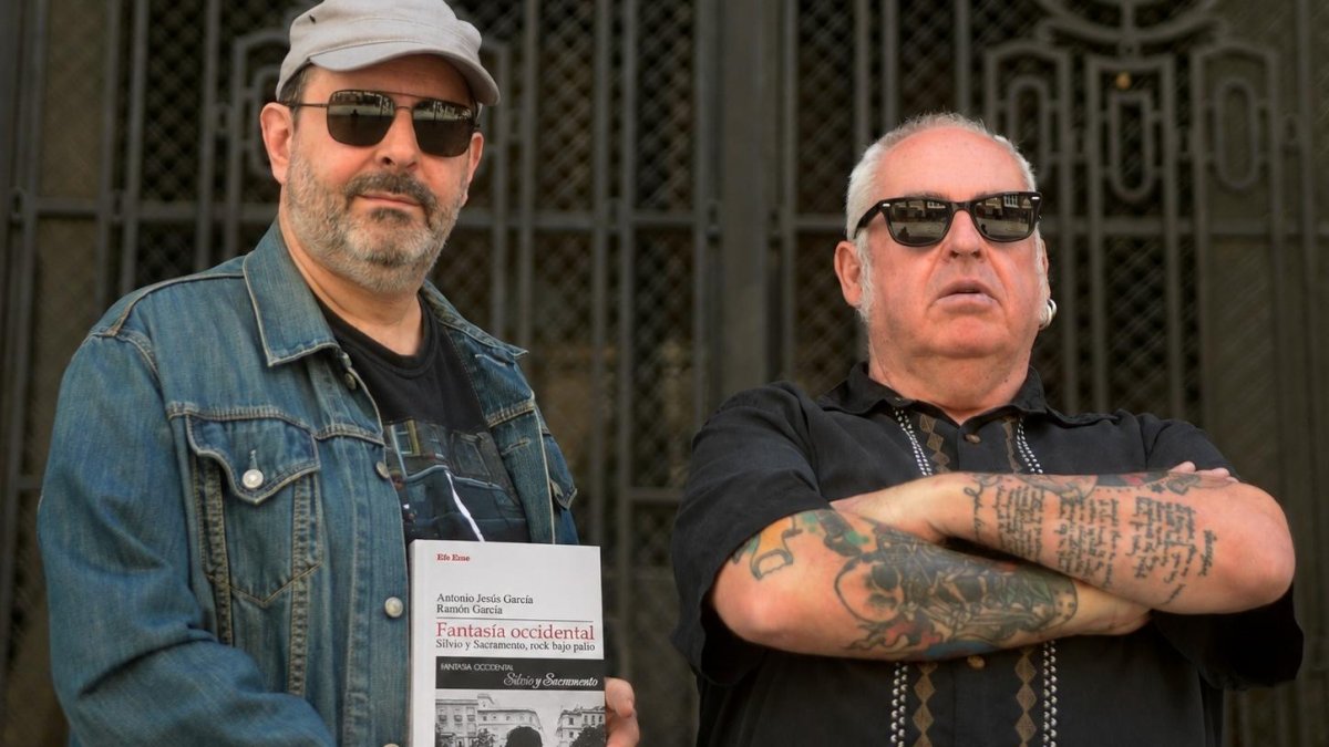 El pianista Ramón García y el fotógrafo Antonio J. García, ‘Ché’, con su libro ‘Fantasía occidental. Silvio y Sacramento, rock bajo palio’ (Efe Eme).