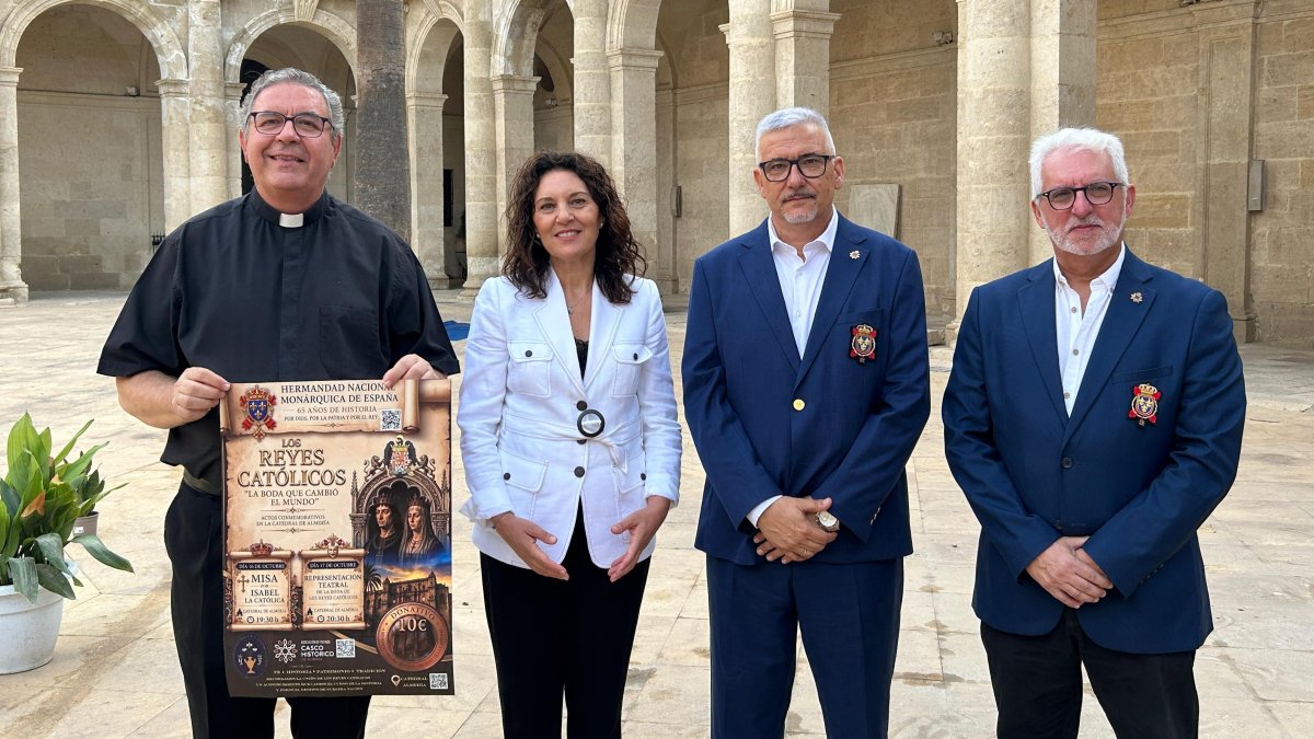 Presentación de 'Los Reyes Católicos. La boda que cambió la historia', en el Claustro de la Catedral de Almería.