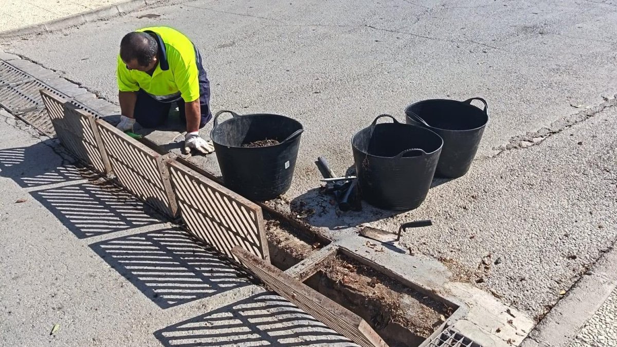 Vera se adelanta a las lluvias y refuerza la limpieza de imbornales y redes pluviales