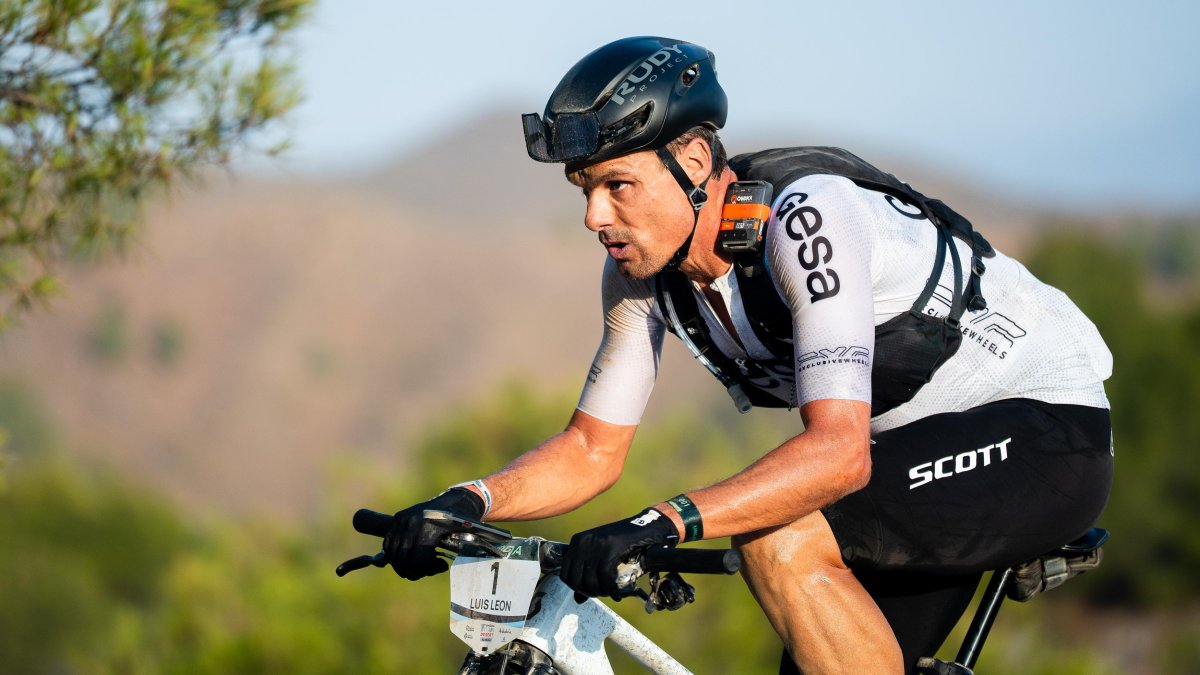 Luis León Sánchez, imparable por Sierra Cabrera para ganar la primera etapa de la Škoda Titan Desert Almería.
