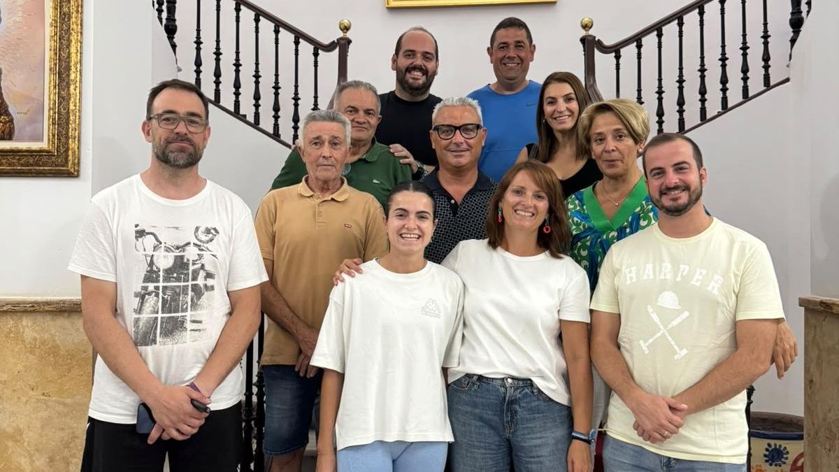 Foto de familia de la alcaldesa y el concejal de cultura tras la reunión mantenida con las Cofradias