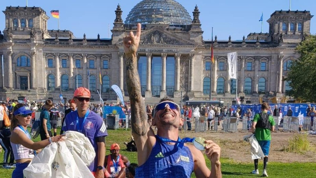 La emotiva llegada a meta de un almeriense en la maratón de Berlín: "Me aconsejaron no correrla por una lesión"