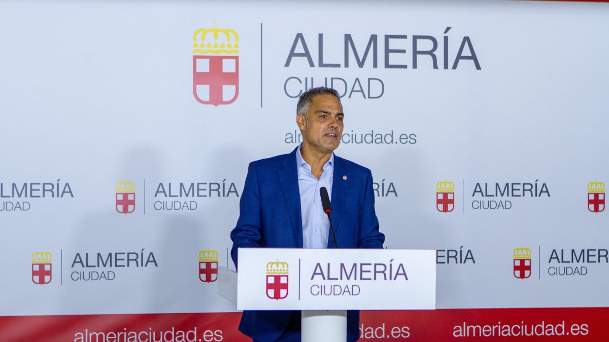 El concejal Sandro Soler durante el balance turístico del Ayuntamiento de Almería.