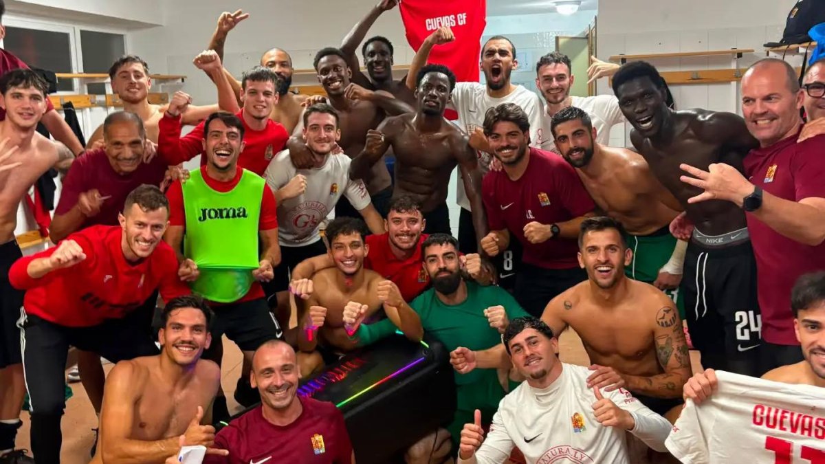 El Cuevas CF celebra su victoria ante el Torreperogil.