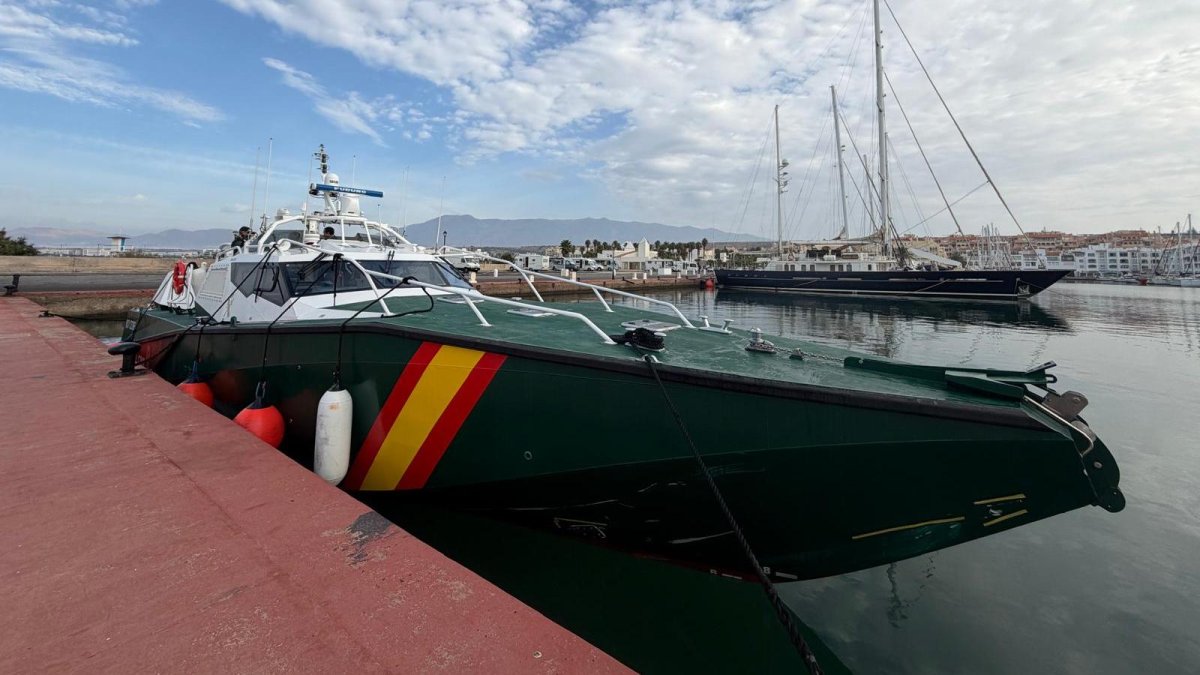 La nueva patrullera de la Guardia Civil, Río Odiel, atracada en el puerto de Almería.