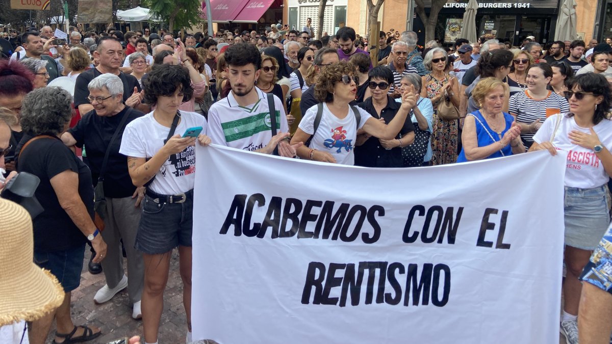 "Si el Congreso nos falla, la calle no": Un millar de almerienses se concentran por una vivienda digna