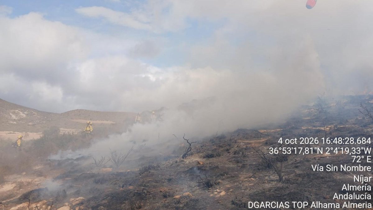 Imagen de las tareas de extinción del incendio.