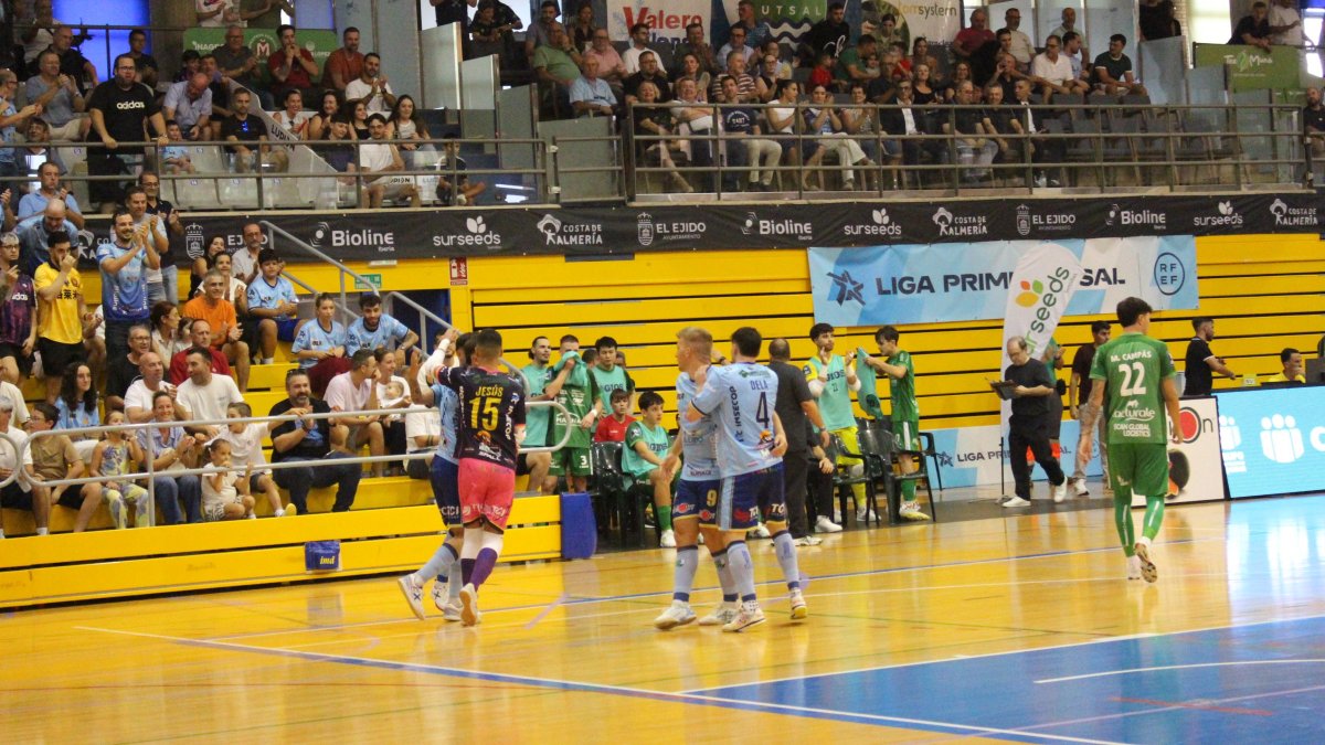 Jugadores del Surseeds El Ejido Futsal celebrando uno de los tantos ante Magna Xota.