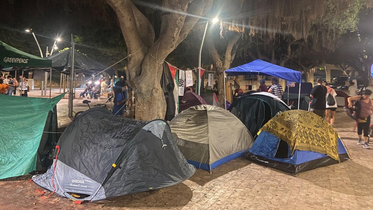 Acampada en el Paseo de Almería este domingo.