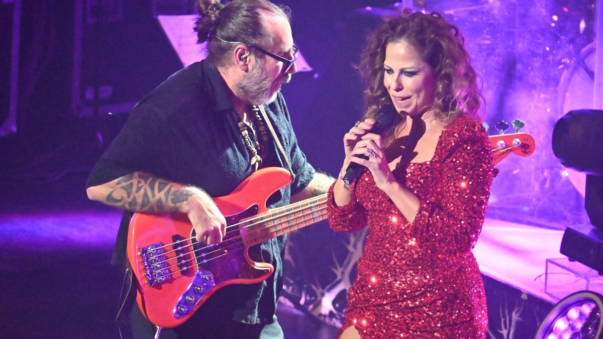 Pastora Soler, con un vestido de Sergi Real durante su concierto del sábado en el Teatro Auditorio de Roquetas de Mar.