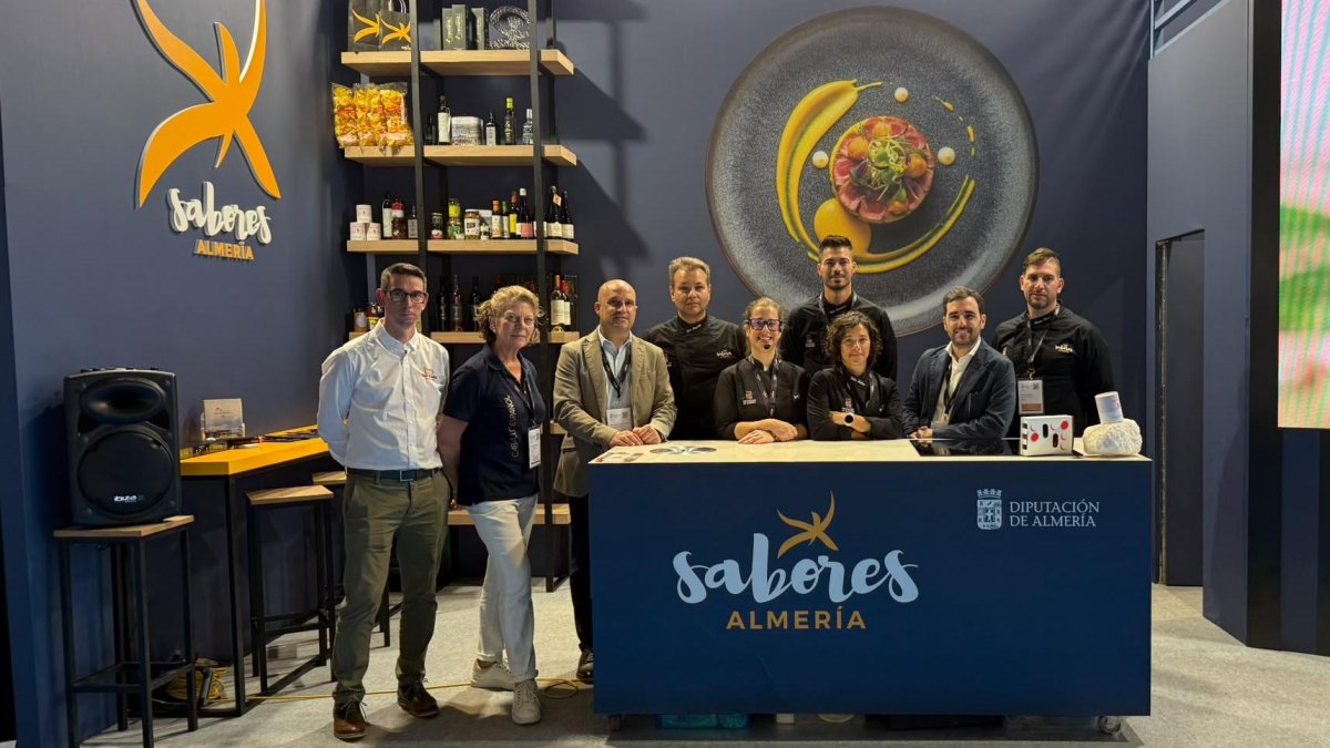 La delegación almeriense, junto a representantes y chefs, en el espacio de ‘Sabores Almería’ en ‘San Sebastián Gastronomika’.