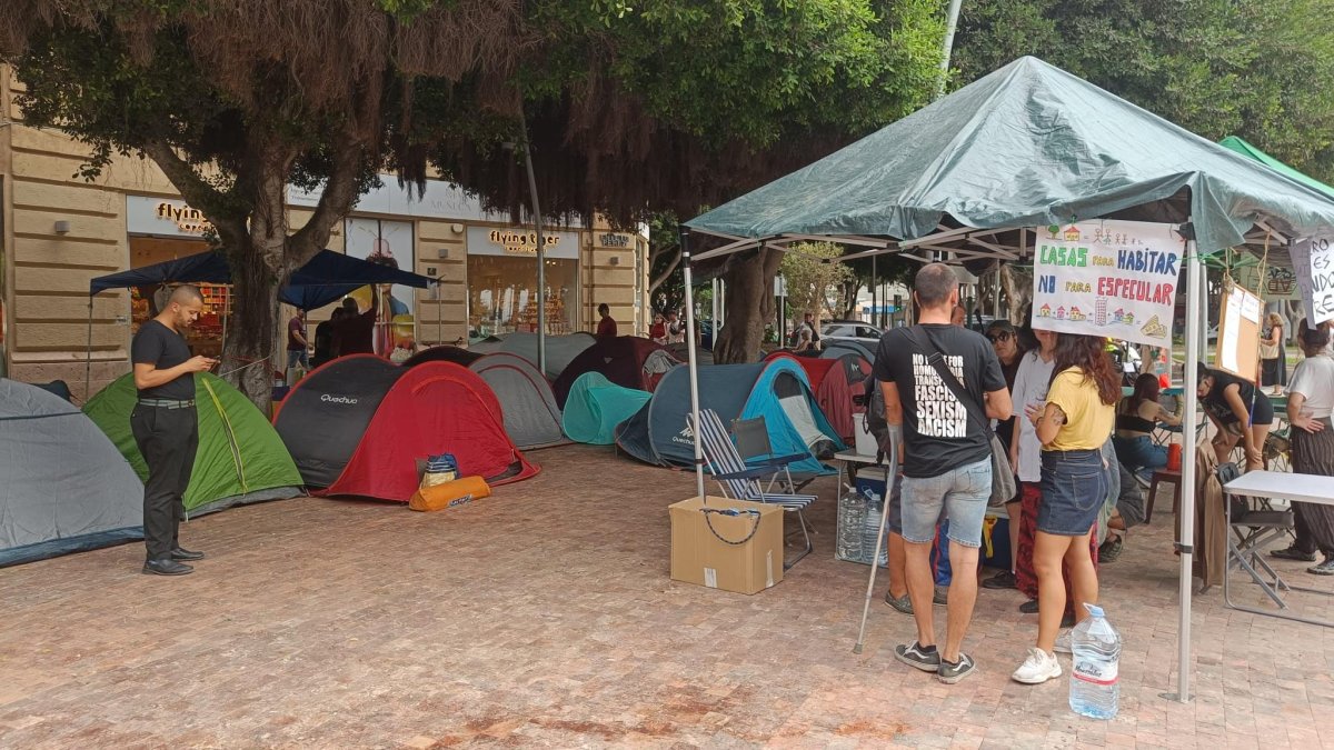 Alrededor de unas 15 tiendas de campaña están instaladas en la Plaza Emilio Pérez.