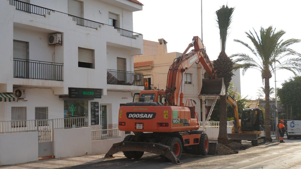 Obras en la avenida Almería de Carboneras.