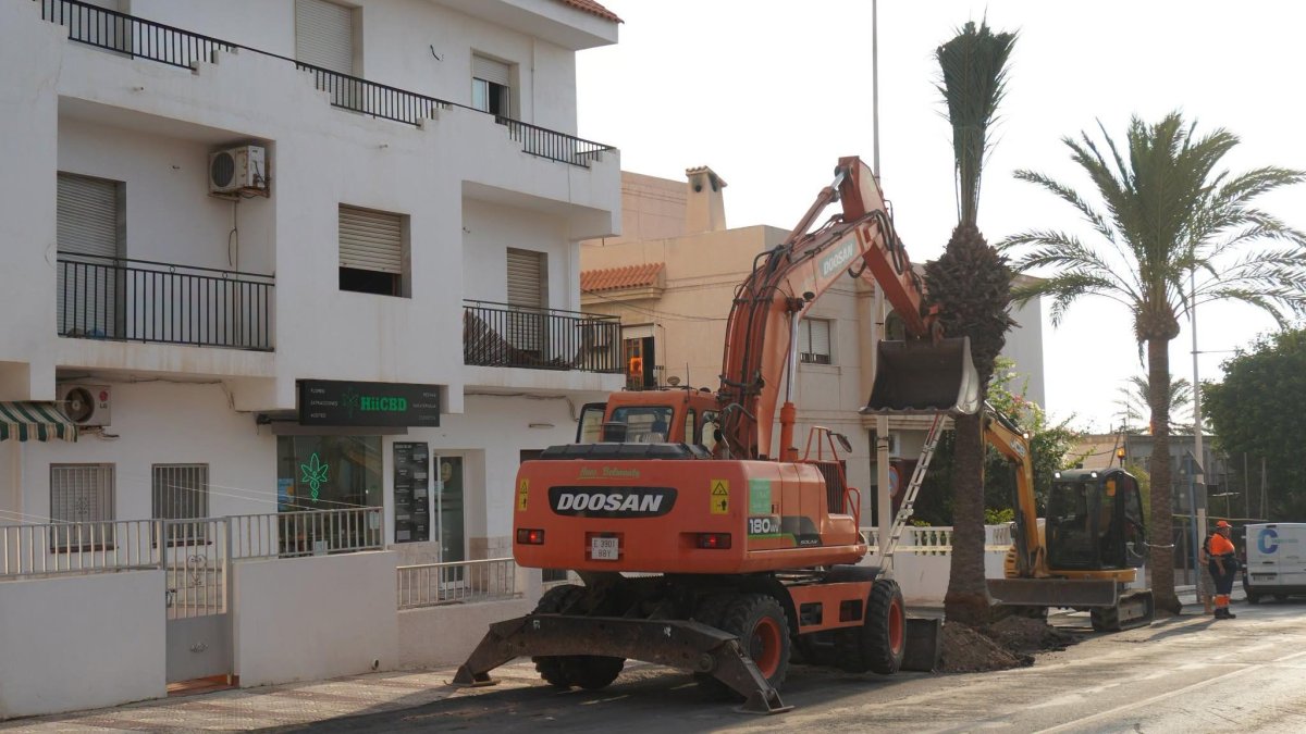Obras en la avenida Almería de Carboneras.
