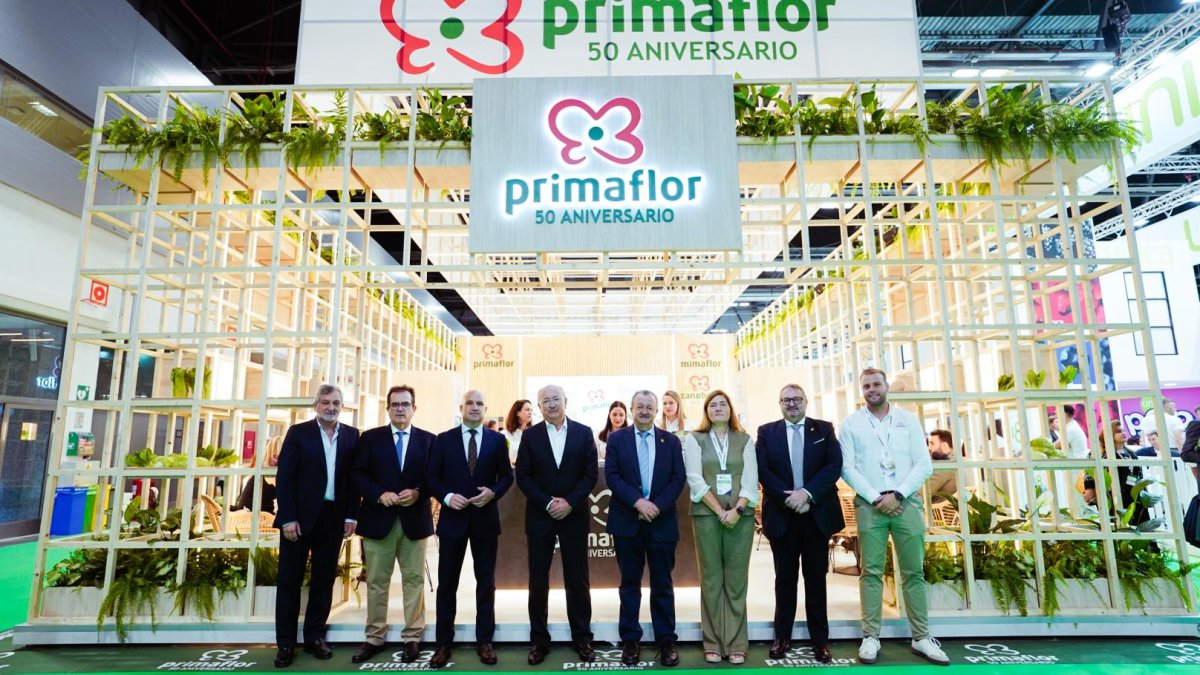 La delegación provincial durante su visita a uno de los stands almerienses en ‘Fruit Attraction’.