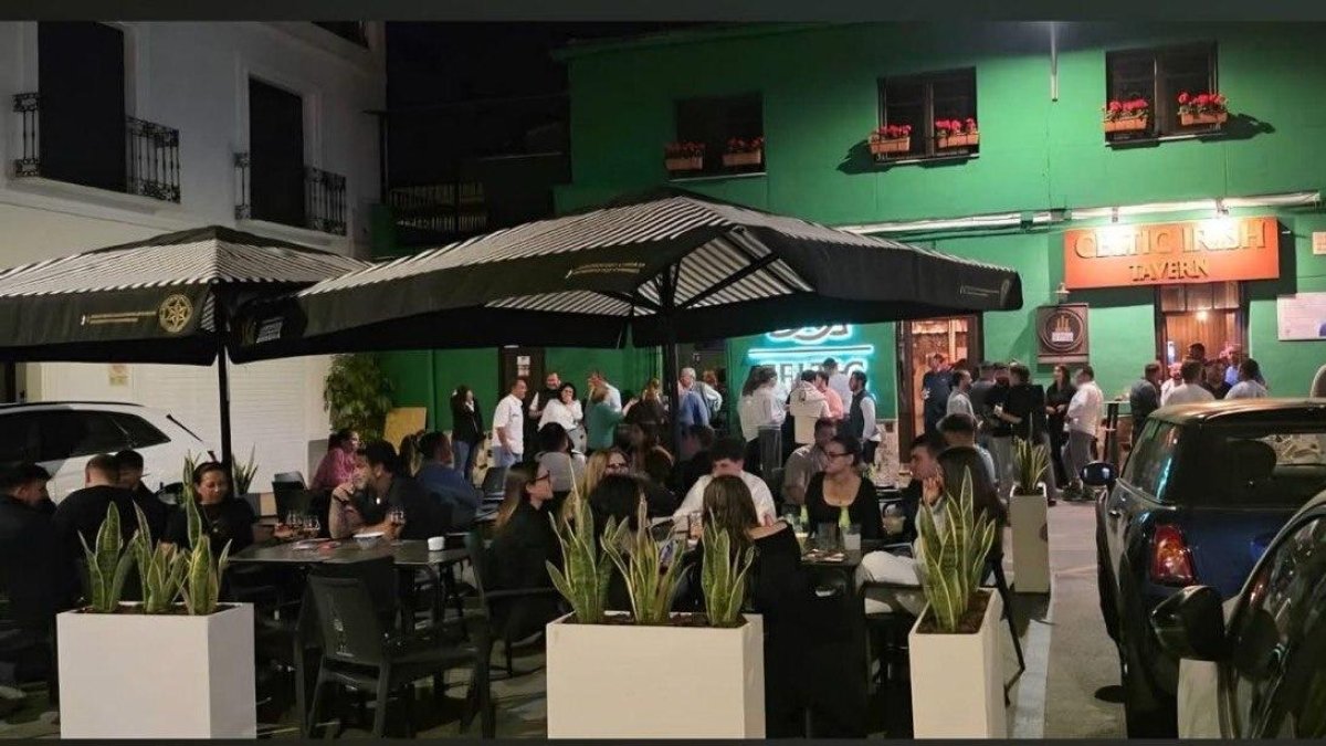 Ambiente en la terraza de Celtic Irish Tavern, donde se celebrará el primer Oktoberfest de Vera.
