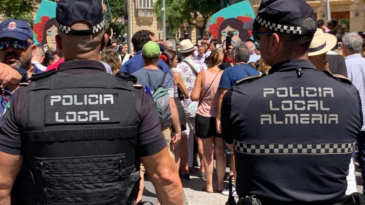 Imagen de archivo de dos agentes de la Policía Local de Almería.