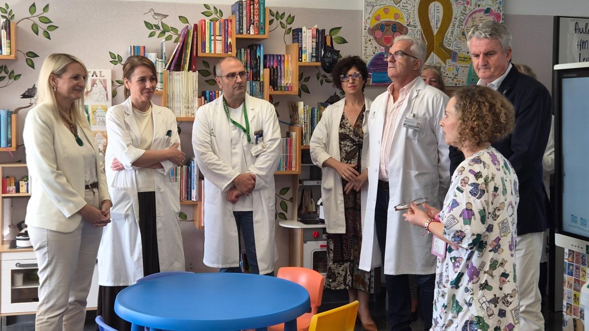 El delegado de Salud, Juan de la Cruz Belmonte visita una de las aulas hospitalarias.