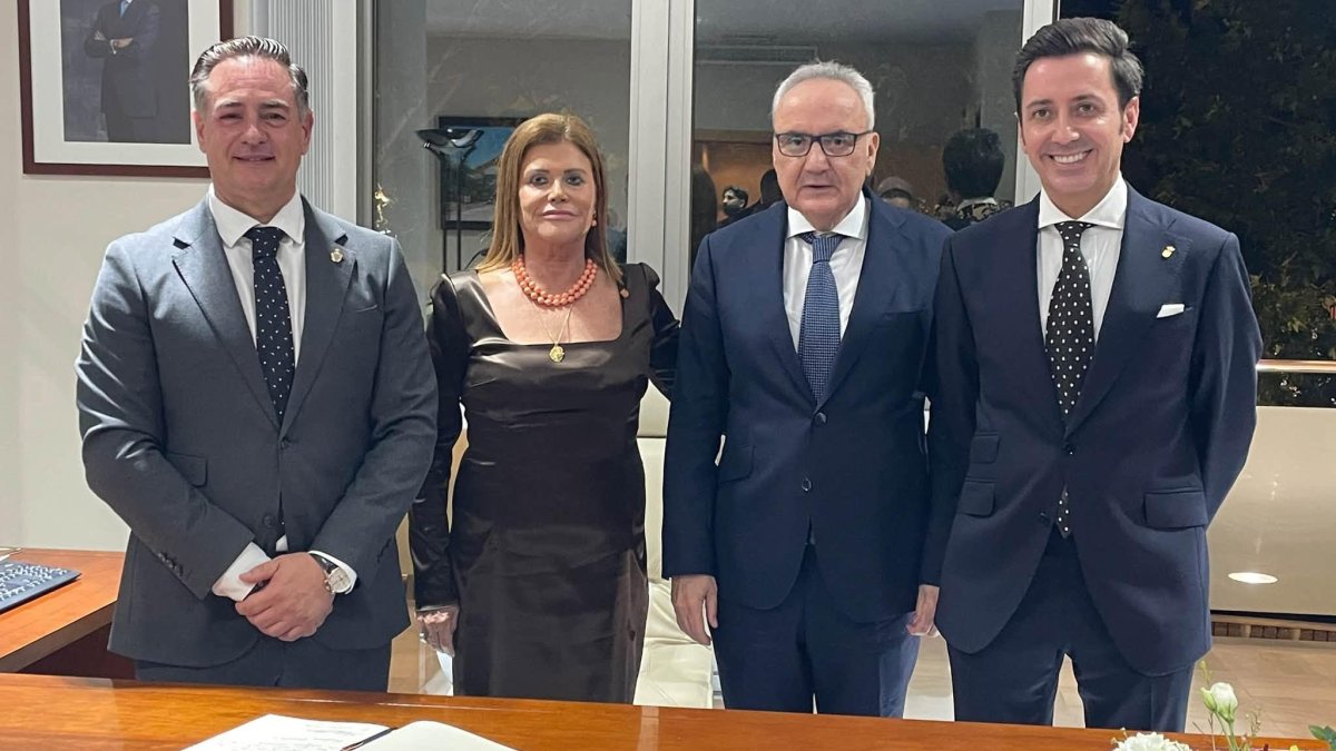 Pilar Alfonso Rodríguez, acompañada por su marido y su hijo, además del alcalde de Macael.