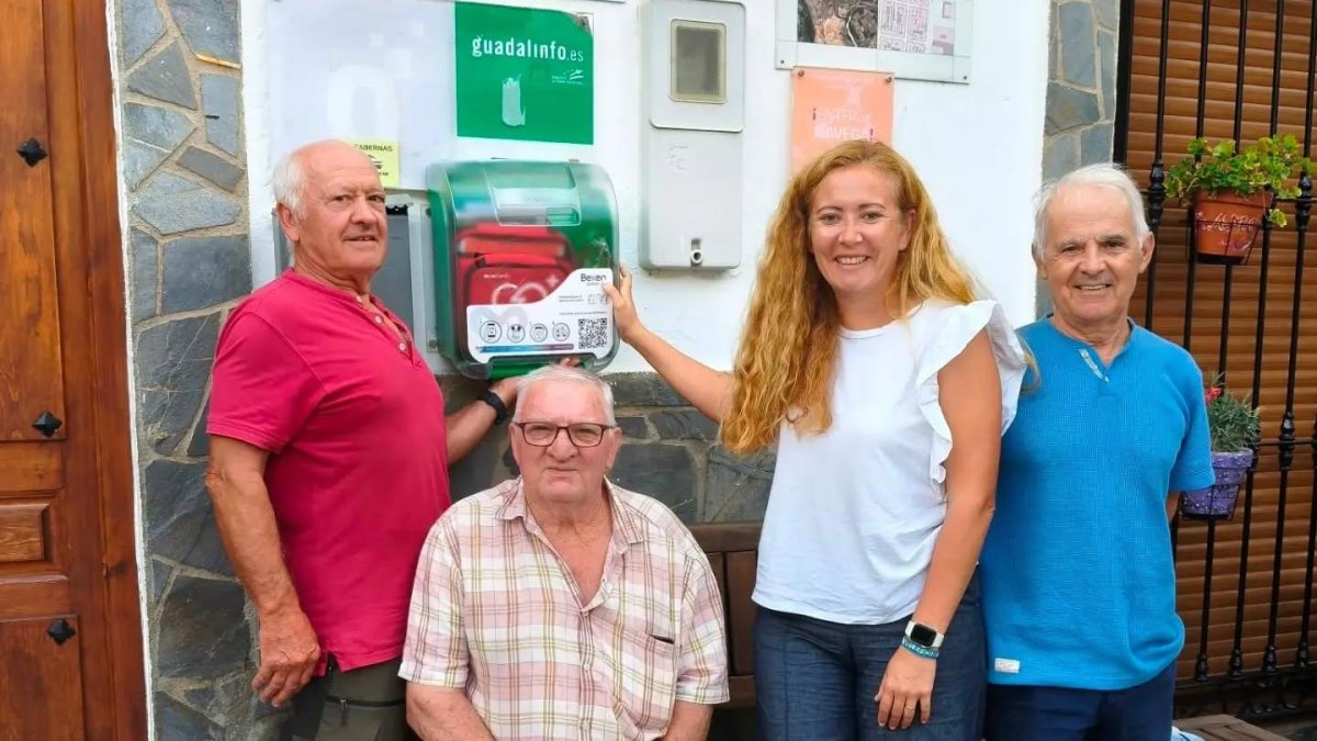 Velefique ya cuenta con su desfibrilador externo automatizado (DEA), instalado en la plaza del pueblo