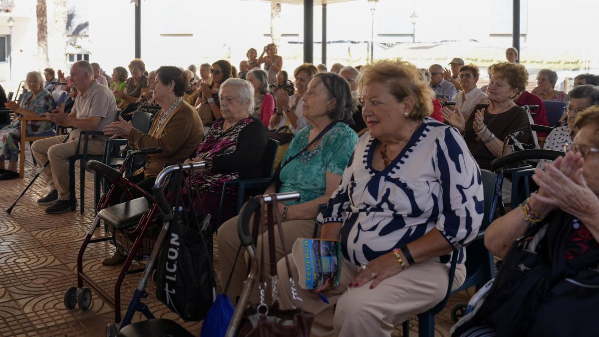 El alcalde, Gabriel Amat, saluda a los mayores de la Residencia Virgen del Rosario durante la celebración de la tradicional eucaristía en honor a la patrona de Roquetas de Mar.