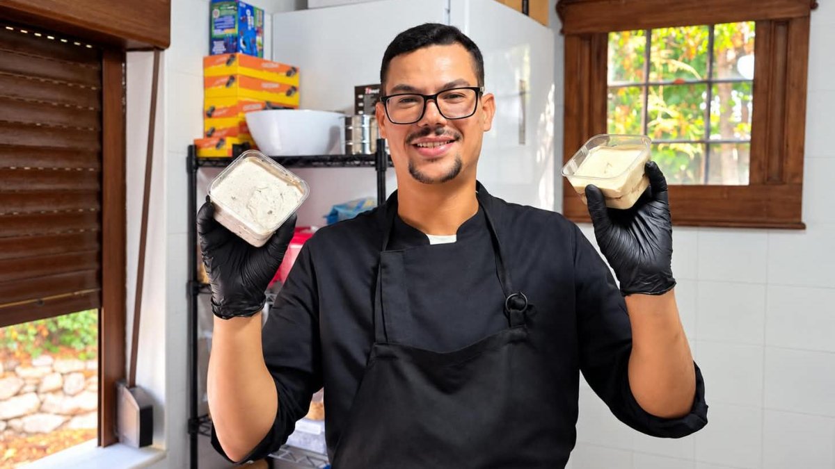 Icham elaborando algunos de sus primeros postres a domicilio en Adra.