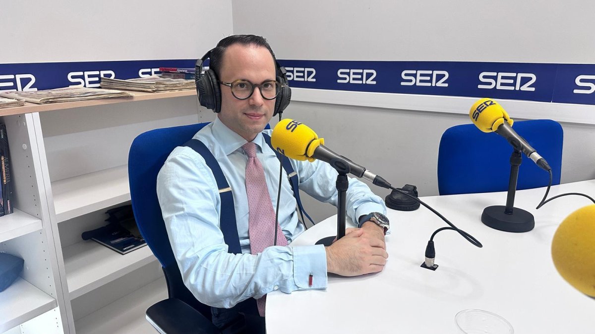Miguel Sánchez, del despacho Sánchez Miñarro Abogados de Vera, en los estudios de la Cadena SER Levante.