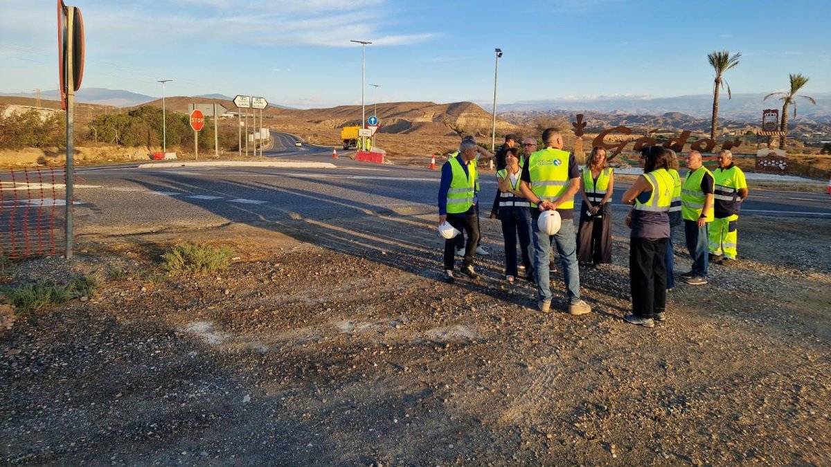 La Junta supervisa los trabajos de iluminación en la A-348 a su paso por Gádor.