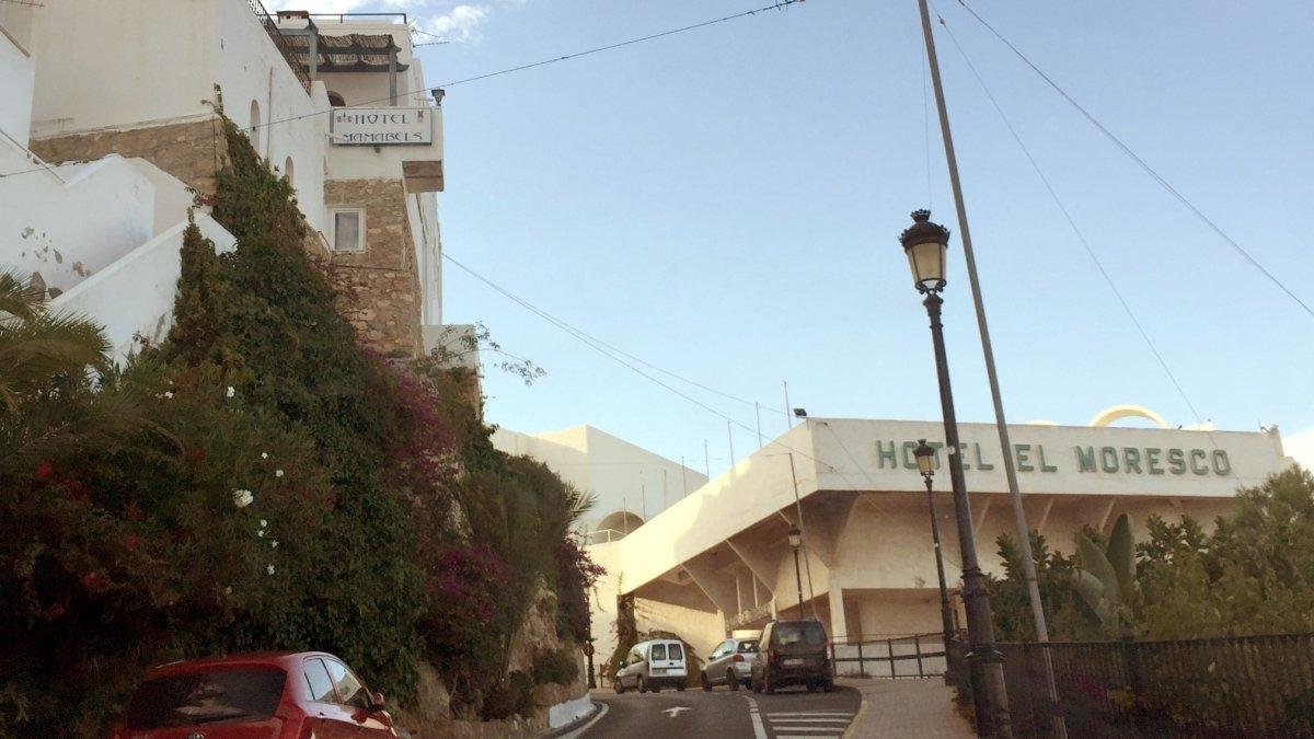Imagen de archivo del Hotel Moresco de Mojácar, a la derecha.