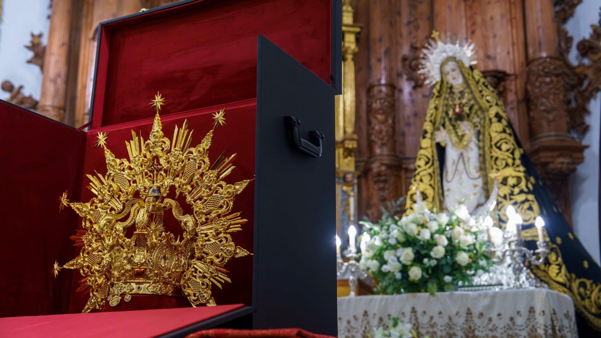La nueva corona en primer término y, al fondo, la Virgen de las Angustias.