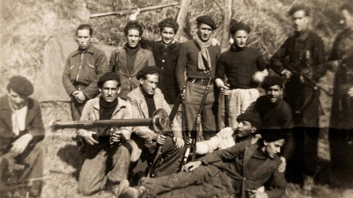 En la imagen facilitada por Miguel Ángel Alonso otro albojense, Diego Alfonso Teruel, también de la Resistencia, sostiene un bazuka.