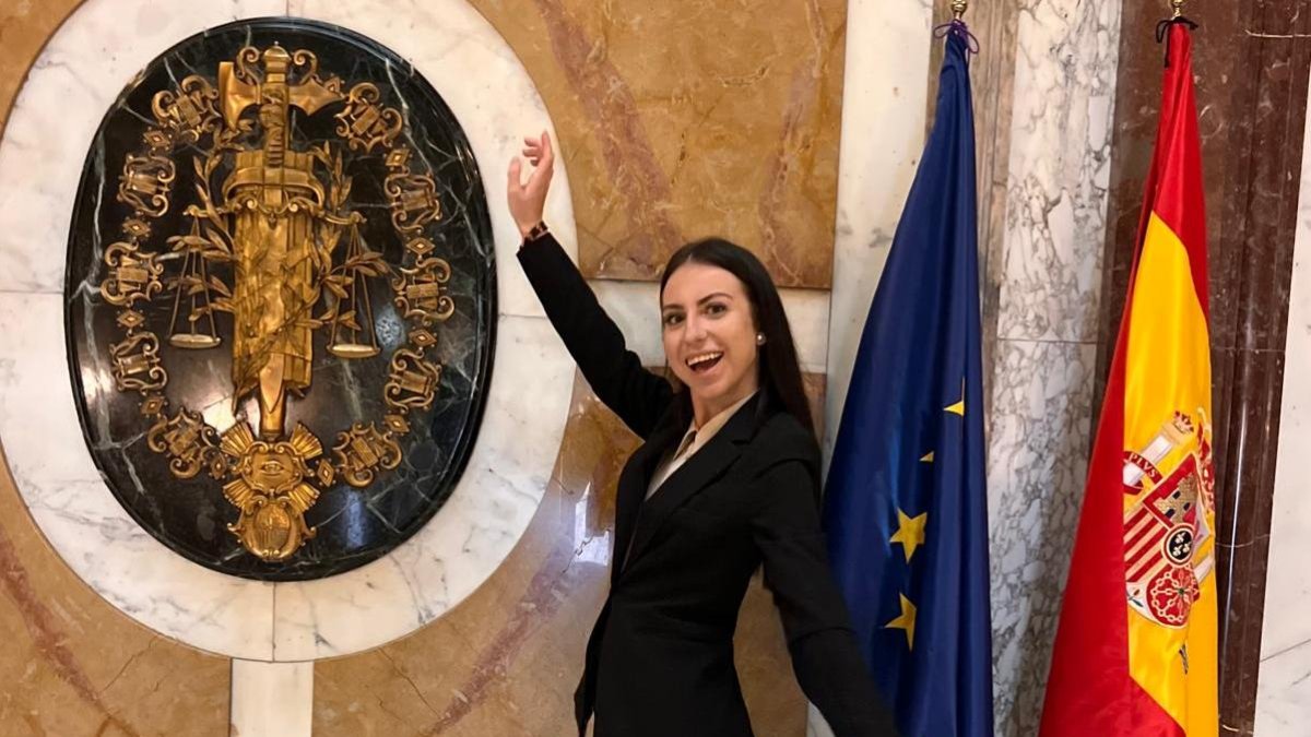 La nueva jueza María del Mar Caparrós celebra su éxito en la oposición en el Tribunal Supremo.