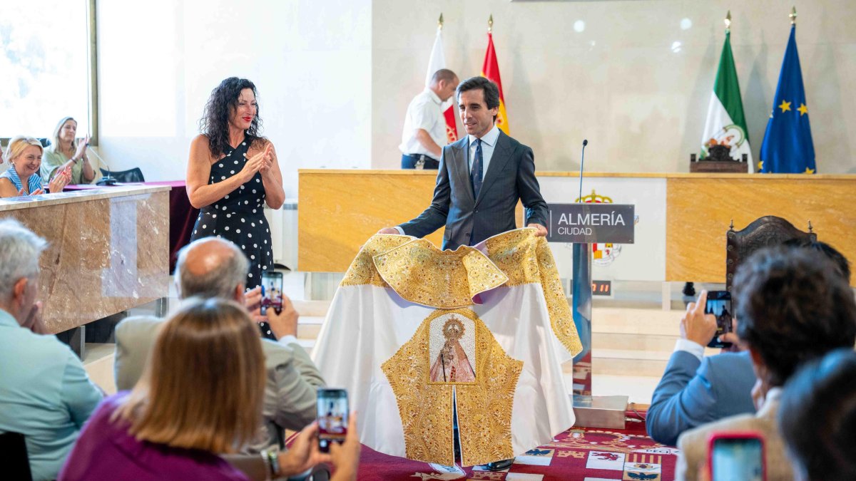 Entrega del capote de paseo a Juan Ortega como triunfador de la Feria Taurina de 2024.
