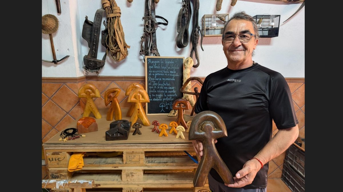 Paco el de los indalos en su taller.