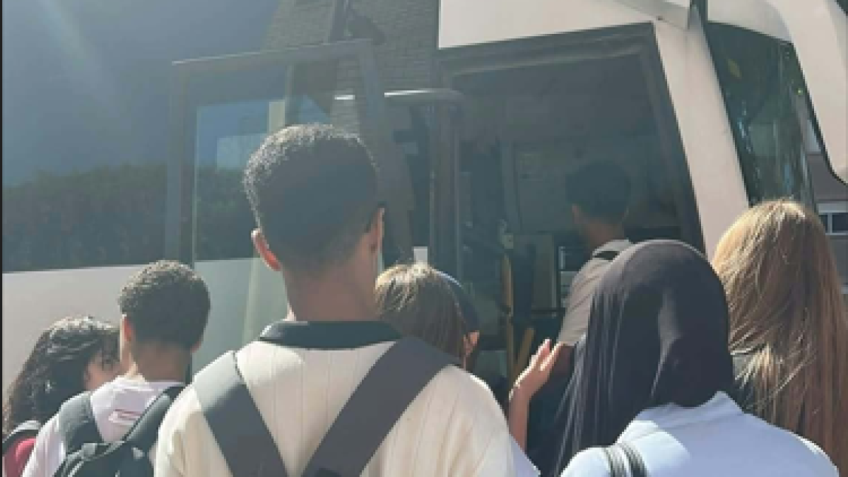 Estudiantes de San Isidro en Almería que no pudieron coger el autobús de vuelta esta semana.