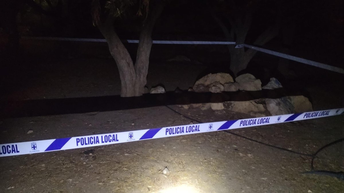 Zona acordonada en el parque en el que fue hallado el cadáver de un perro enterrado.