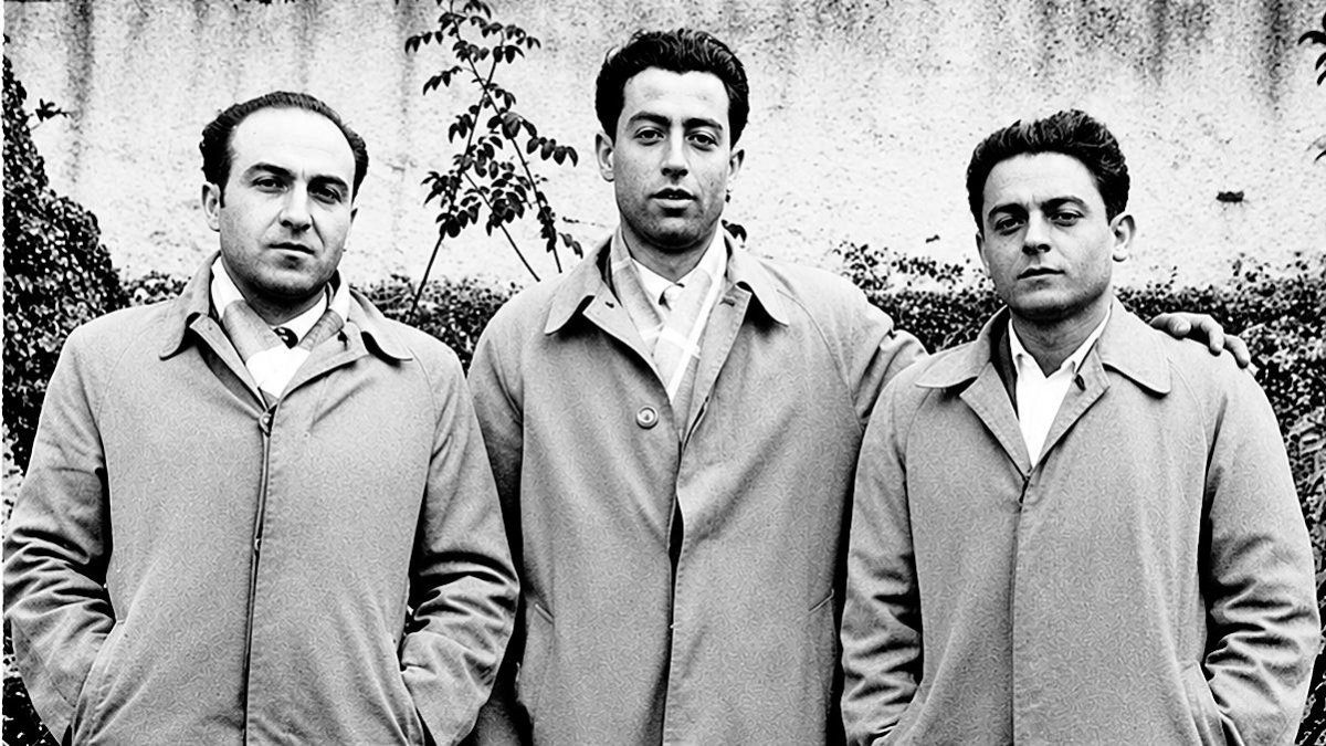 Pepe Calixto (a la izquierda), vestido con gabardina junto a dos amigos en un domingo de invierno.