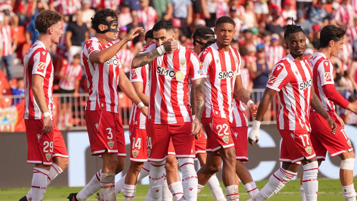 Imparables en la segunda parte, los futbolistas del Almería brillaron para conquistar la sexta victoria consecutiva y sumar 21 puntos.