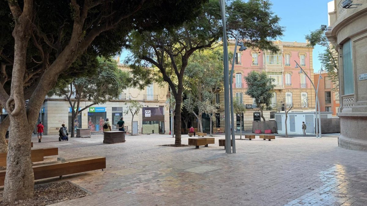 La Plaza del Educador, abierta al público tras las obras de remodelación del Paseo de Almería.