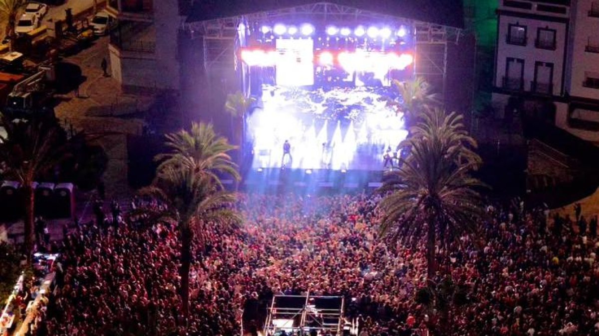 Aspecto de la Plaza Mayor de Albox durante la celebración del Almanzora Sound.