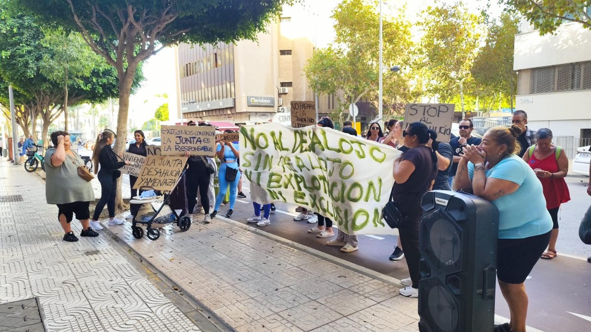 32 familias de El Puche tienen cinco días para instalar contadores de luz y evitar su desahucio