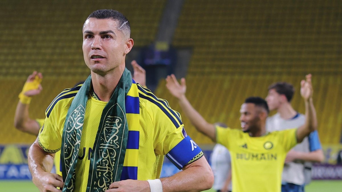 Cristiano Ronaldo con la bufanda de Arabia Saudí después de la victoria en la Champions de África este lunes.
