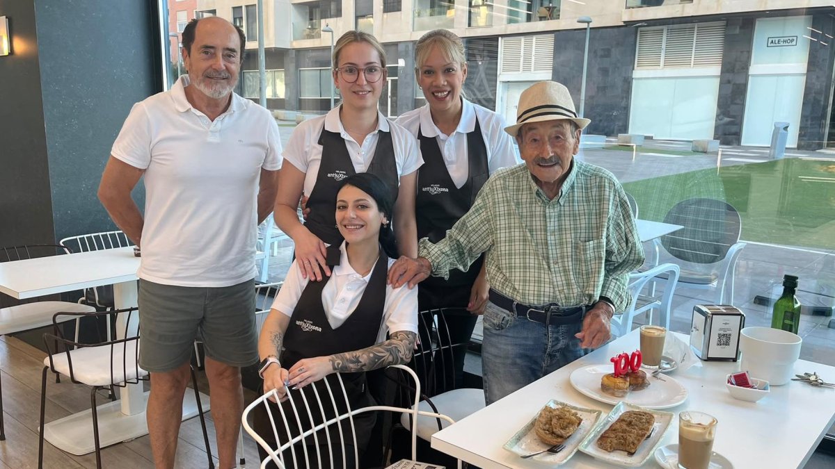 El centenario Juan Carreño tras soplar las velas el 12 de octubre en compañía de su hijo, Encarni, Lucía y Laura, trabajadoras de la Heladería-cafetería Antiu Xixona.
