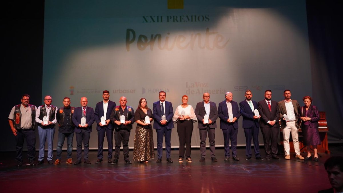 Foto de familia de los premiados de los XXII Premios Poniente