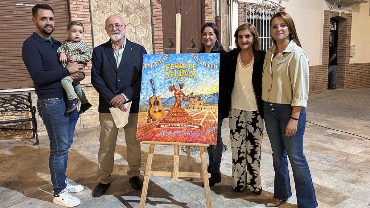 El autor del cartel de la Feria de Todos los Santos de Albox, Andrés del Águila, junto a la alcaldesa y familiares.