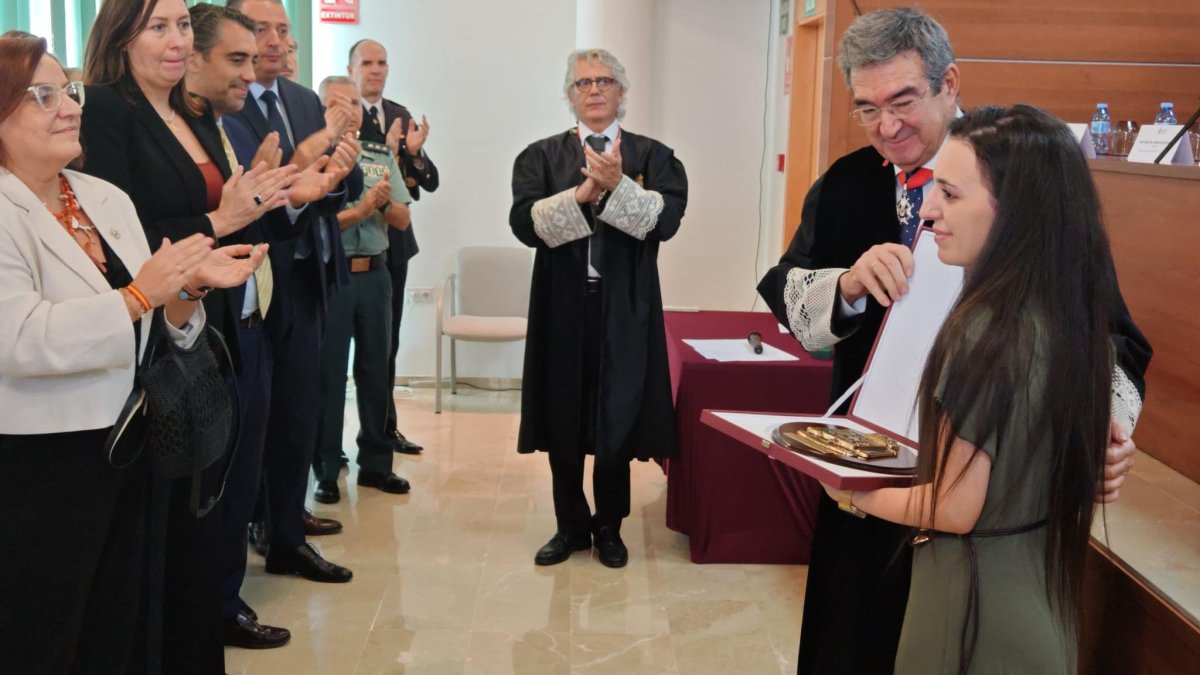 Homenaje del Colegio de la Abogacía de Almería a Meryem.