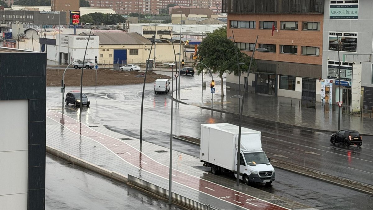 Las lluvias también han llegado hasta la capital almeriense durante la jornada de este sábado.